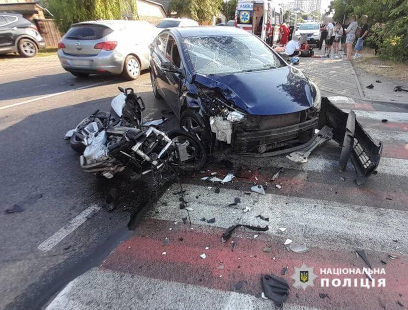 Під Києвом мотоцикліст на швидкості в’їхав у легковик, є постраждалий. Подробиці і фото