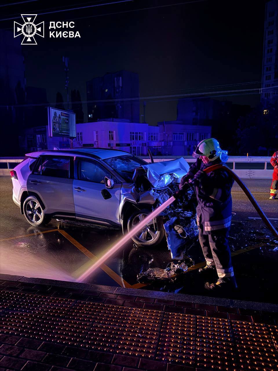 У Києві на Оболоні сталась аварія за участі легковика та сміттєвоза: є постраждалі. Фото