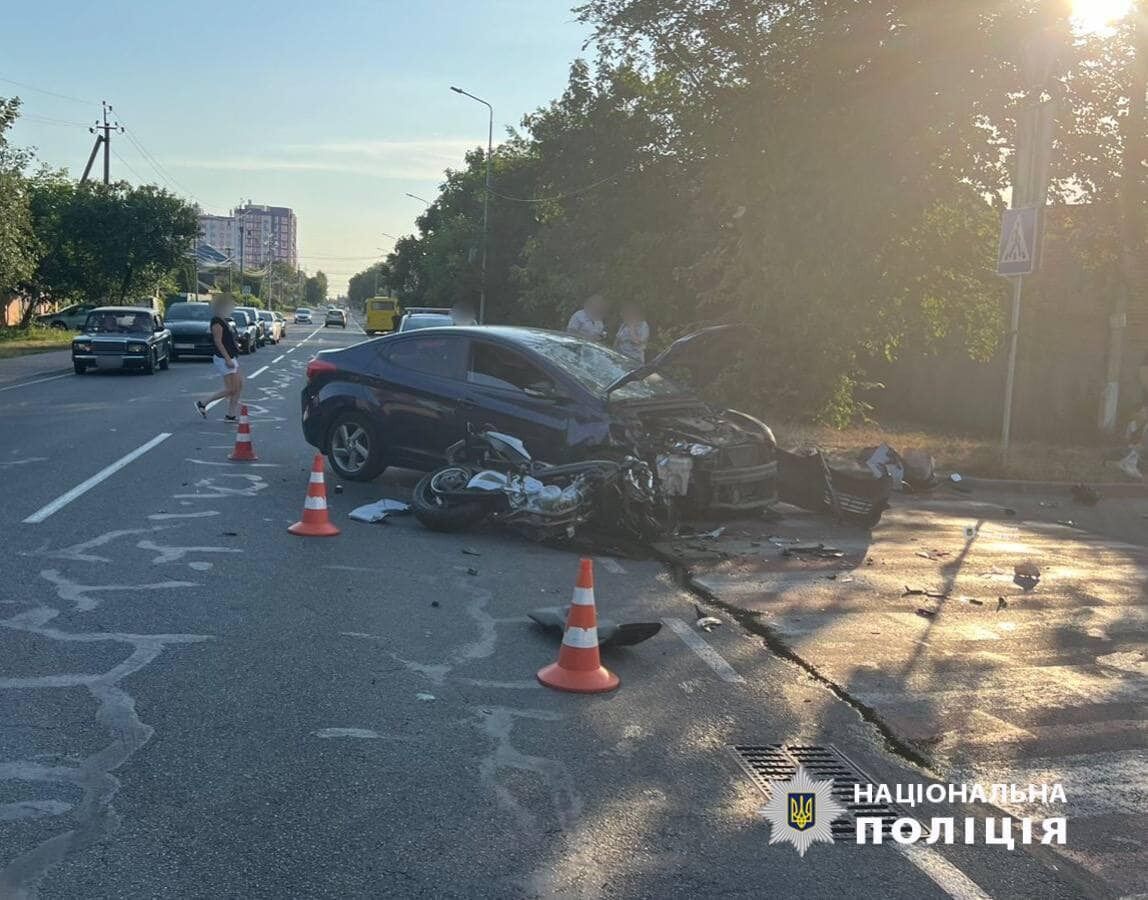 Під Києвом мотоцикліст на швидкості в’їхав у легковик, є постраждалий. Подробиці і фото