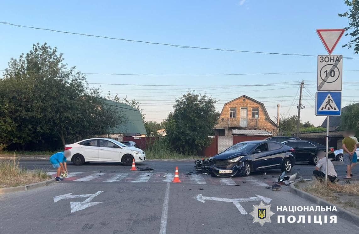 Під Києвом мотоцикліст на швидкості в’їхав у легковик, є постраждалий. Подробиці і фото