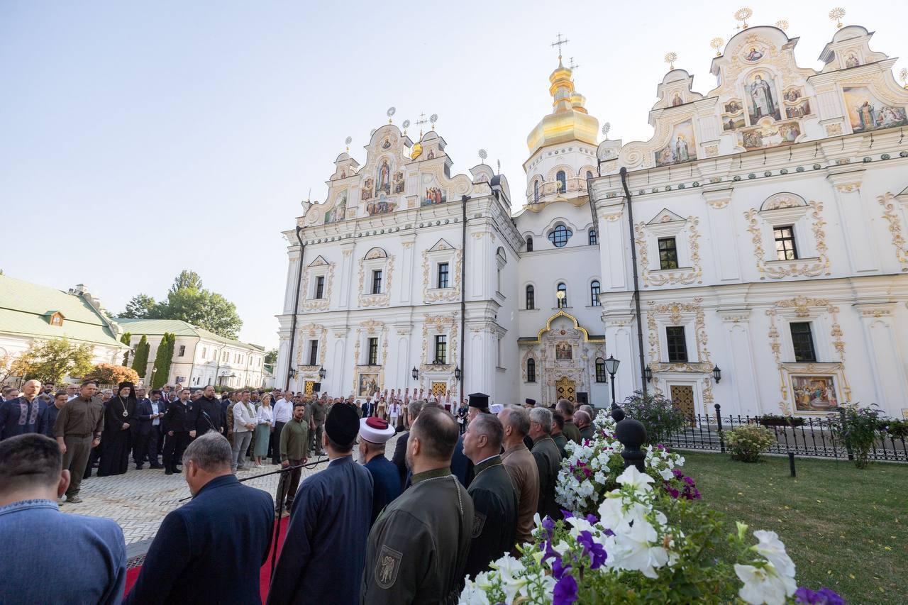 "Наша державність – це кожен і кожна": Зеленський вручив нагороди українським воїнам і вшанував памʼять загиблих. Відео