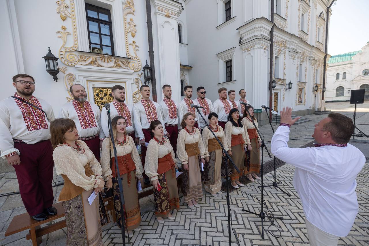 "Наша державність – це кожен і кожна": Зеленський вручив нагороди українським воїнам і вшанував памʼять загиблих. Відео