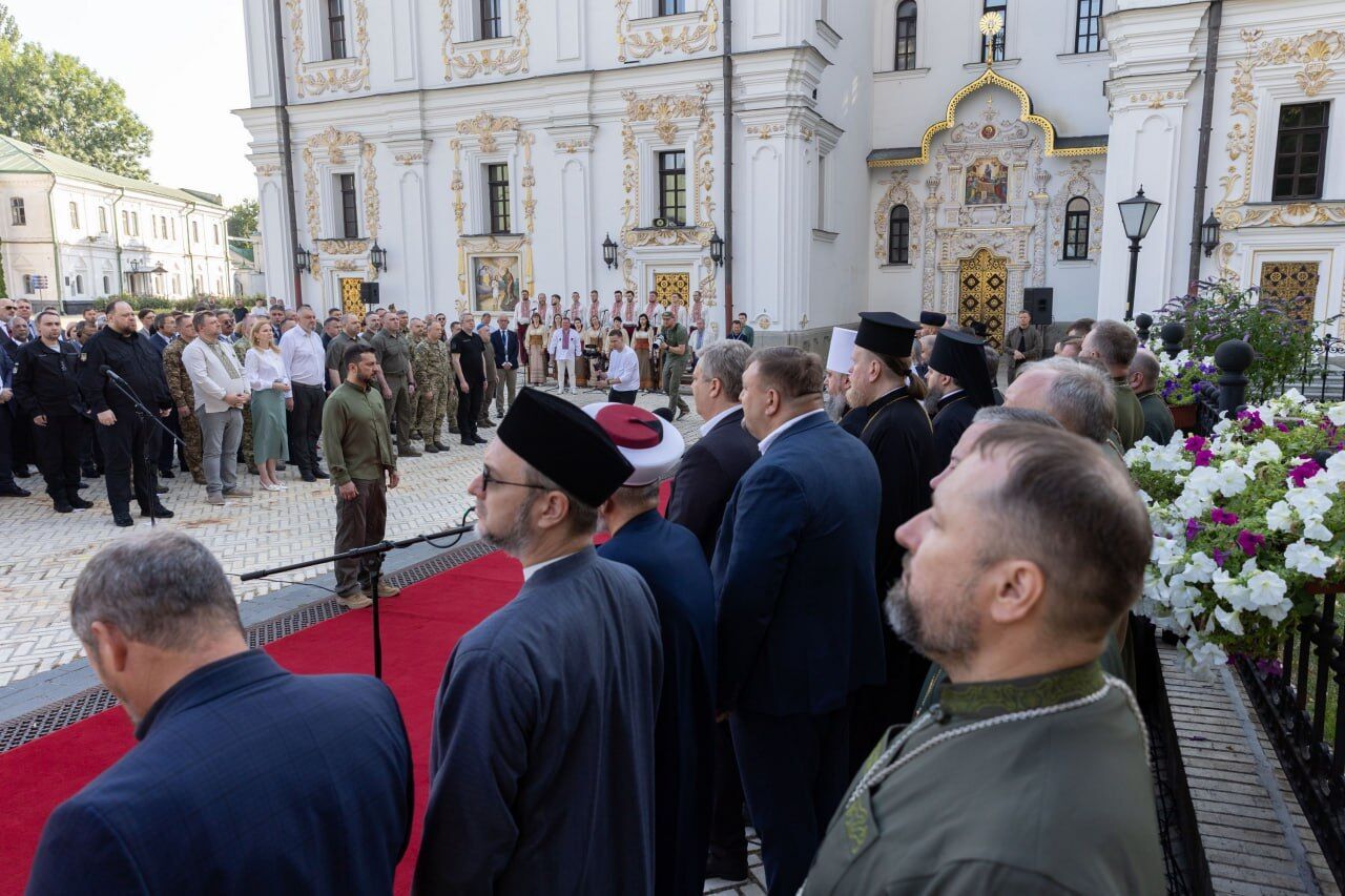 "Наша державність – це кожен і кожна": Зеленський вручив нагороди українським воїнам і вшанував памʼять загиблих. Відео