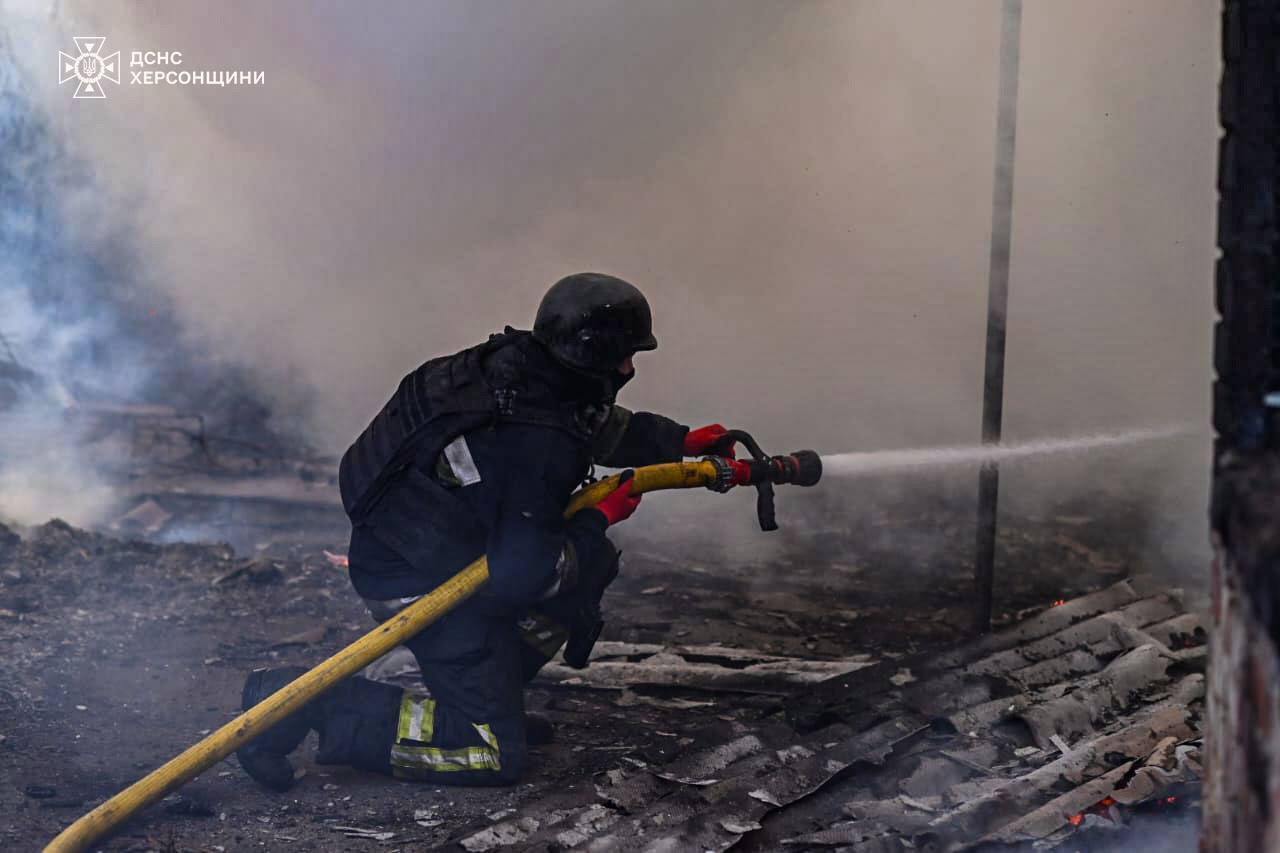 Росіяни обстріляли житловий район Херсона: загорілось п'ять будинків. Фото та відео