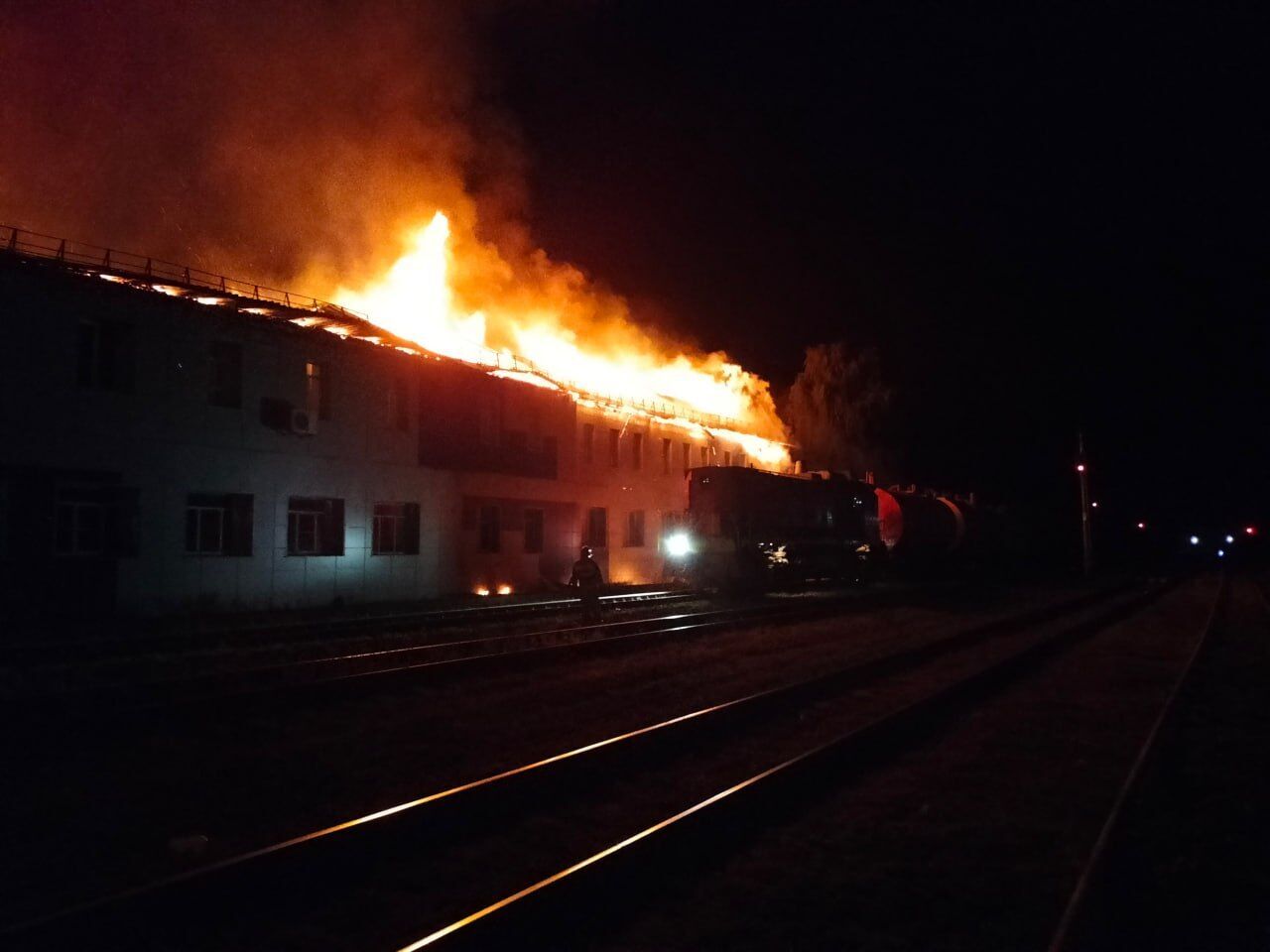 Всередині все вигоріло: у Курській області після атаки дрона сталася пожежа на важливому для агресора заводі. Фото і відео