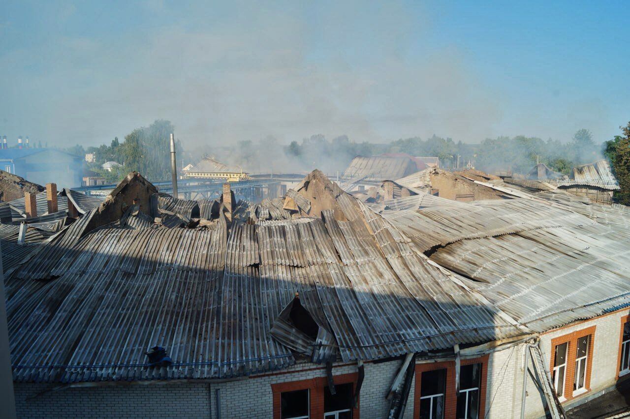 Всередині все вигоріло: у Курській області після атаки дрона сталася пожежа на важливому для агресора заводі. Фото і відео