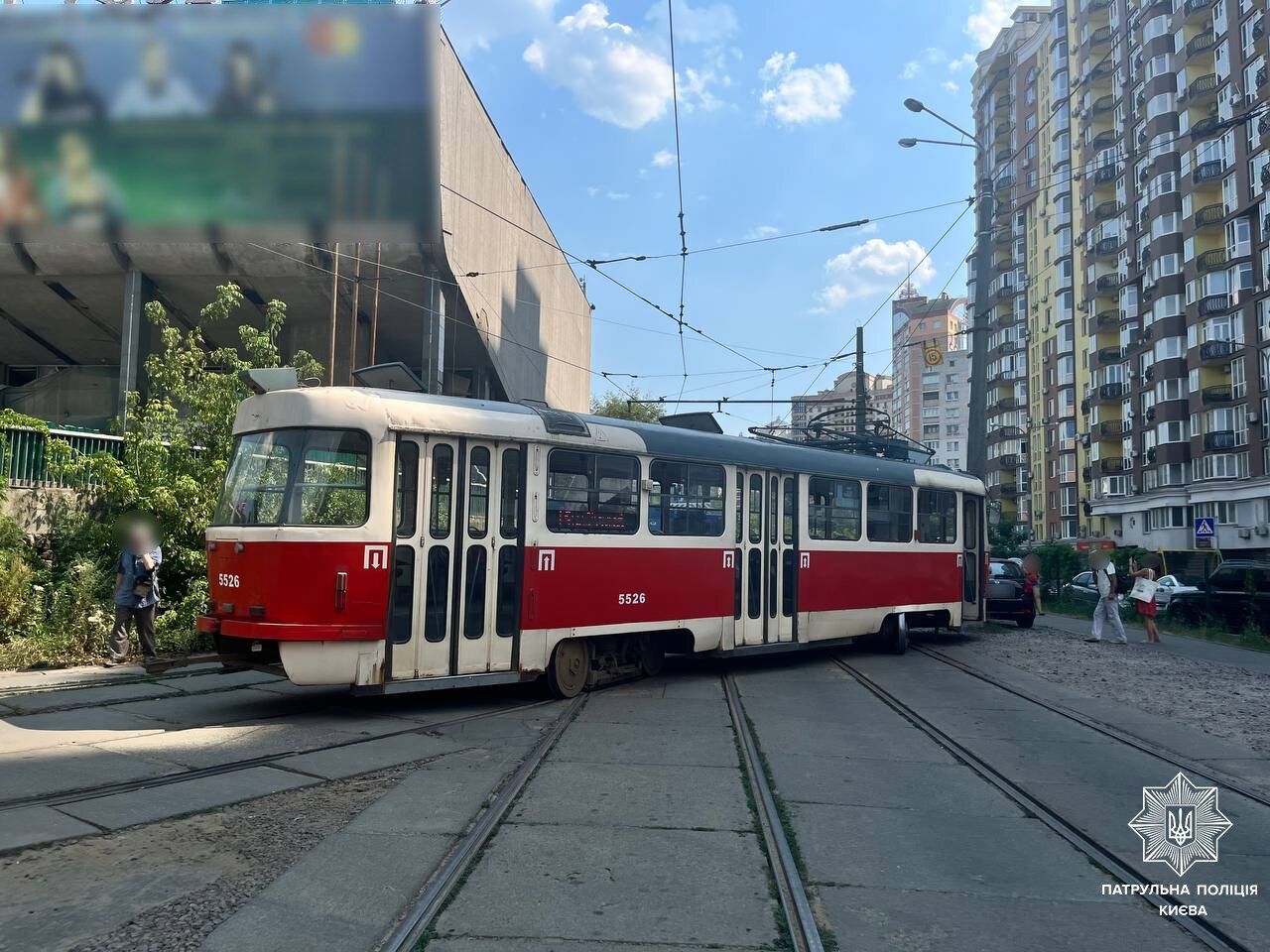 У Києві на Лук'янівці трамвай зійшов з рейок та пошкодив припарковане авто. Фото і подробиці