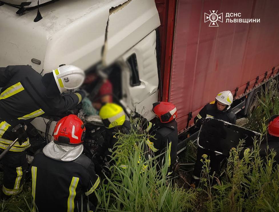 На Львівщині сталася ДТП за участі вантажівки і рейсового автобуса: четверо людей загинули. Фото