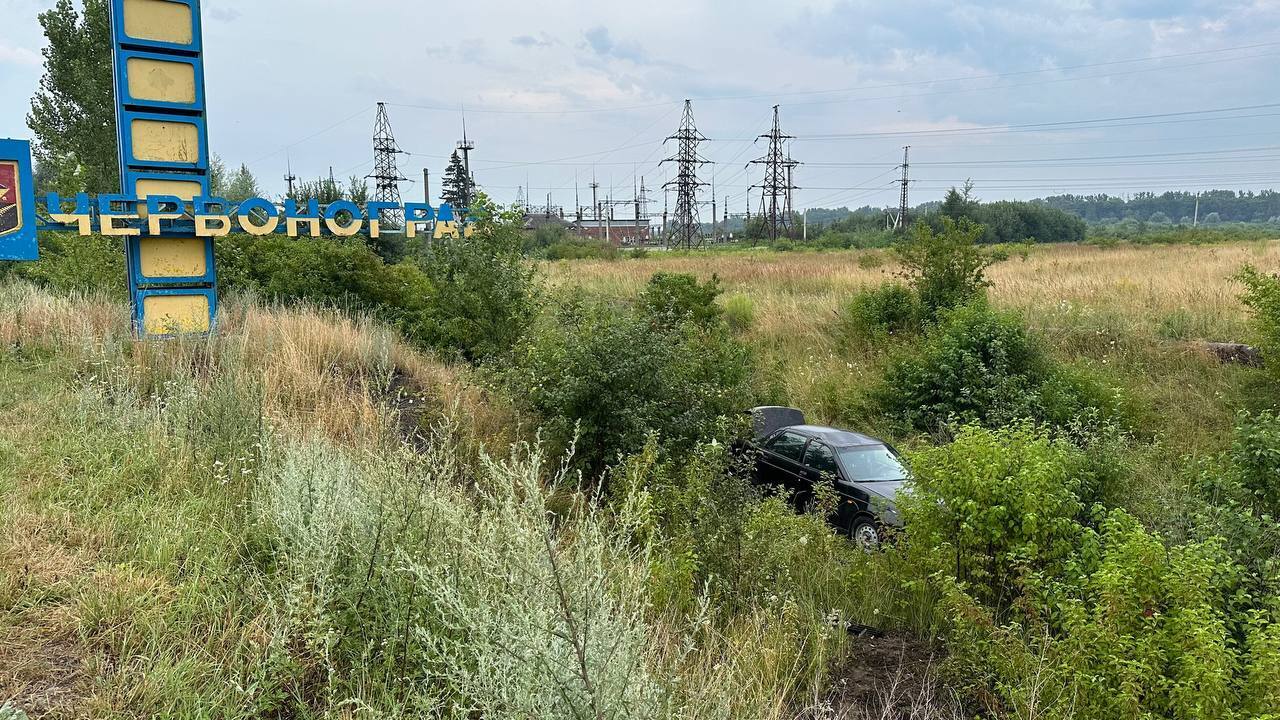 Авто вилетіло в кювет: на Львівщині п’яна велосипедистка спричинила ДТП. Фото