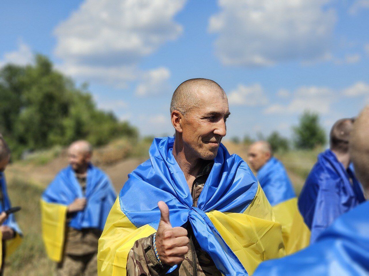 "Невозможно сдержать чувств": сеть взбудоражило видео с освобожденным из плена украинцем