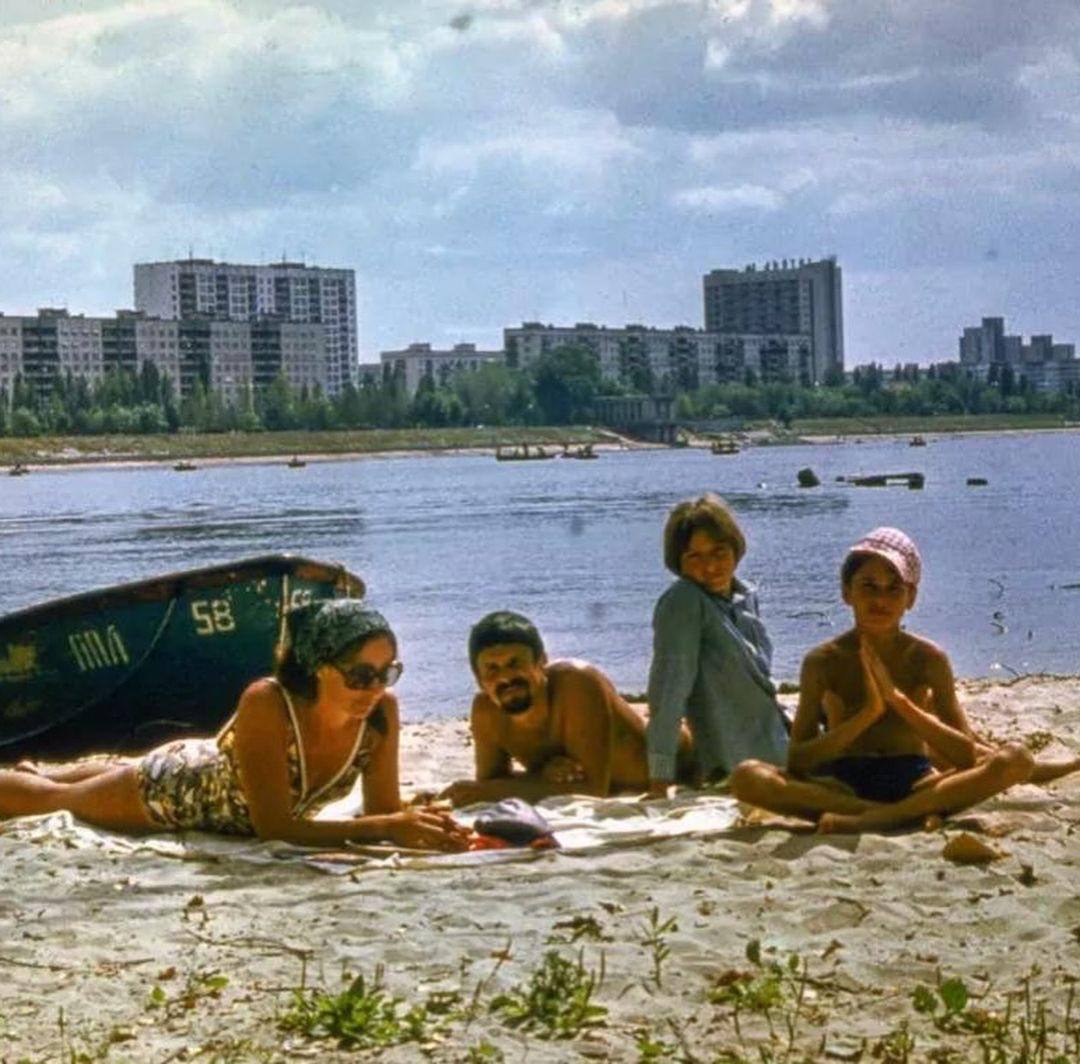 У мережі показали, як у 1980-х роках мешканці Києва рятувались від спеки на столичних пляжах. Архівні фото