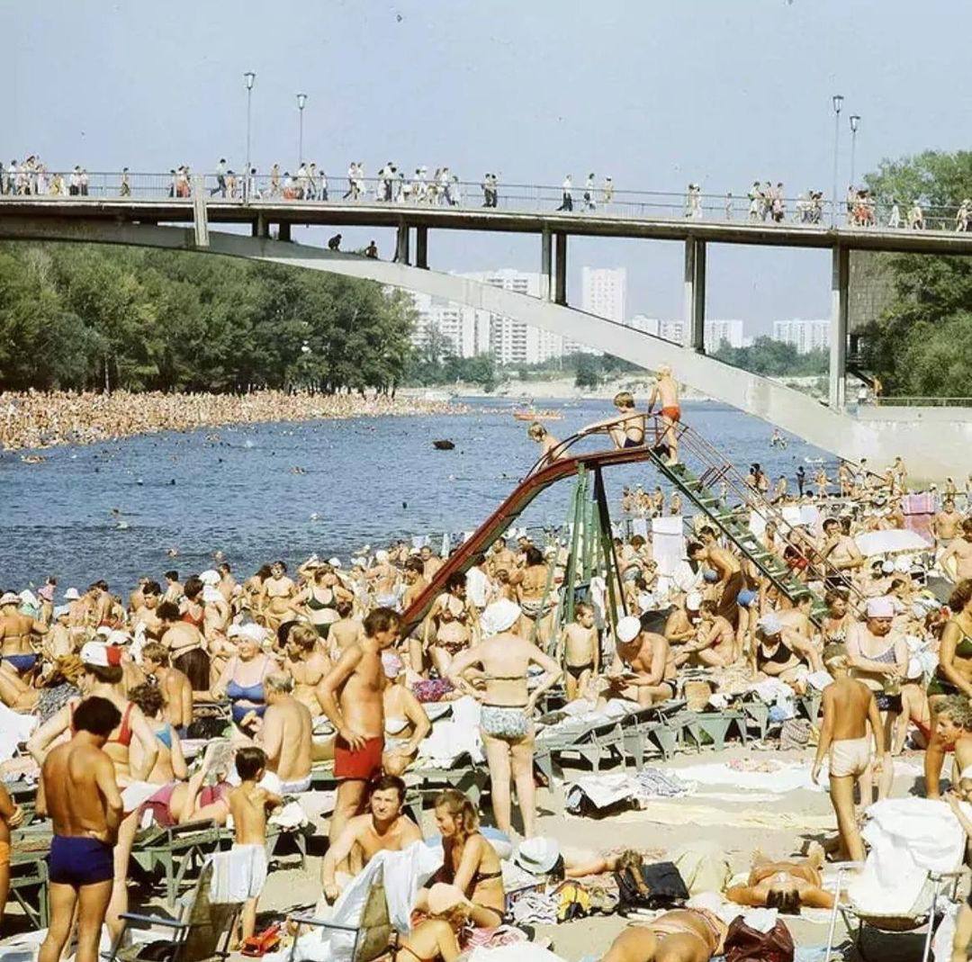 В сети показали, как в 1980-е годы жители Киева спасались от жары на столичных пляжах. Архивные фото