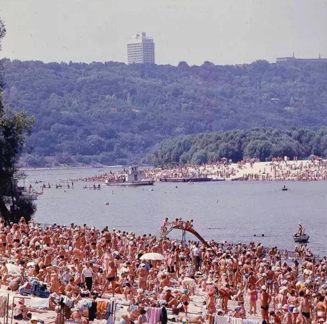 В сети показали, как в 1980-е годы жители Киева спасались от жары на столичных пляжах. Архивные фото