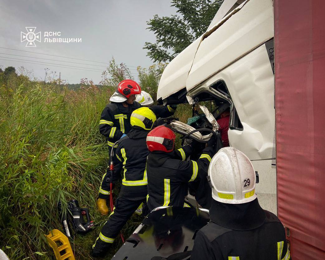 На Львівщині сталася ДТП за участі вантажівки і рейсового автобуса: четверо людей загинули. Фото