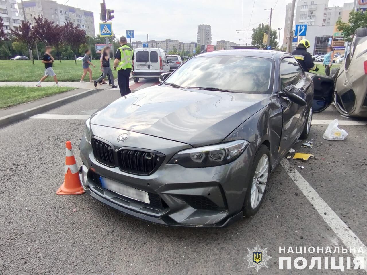 У Львові маршрутка влетіла в електроопору: є постраждалі. Фото 
