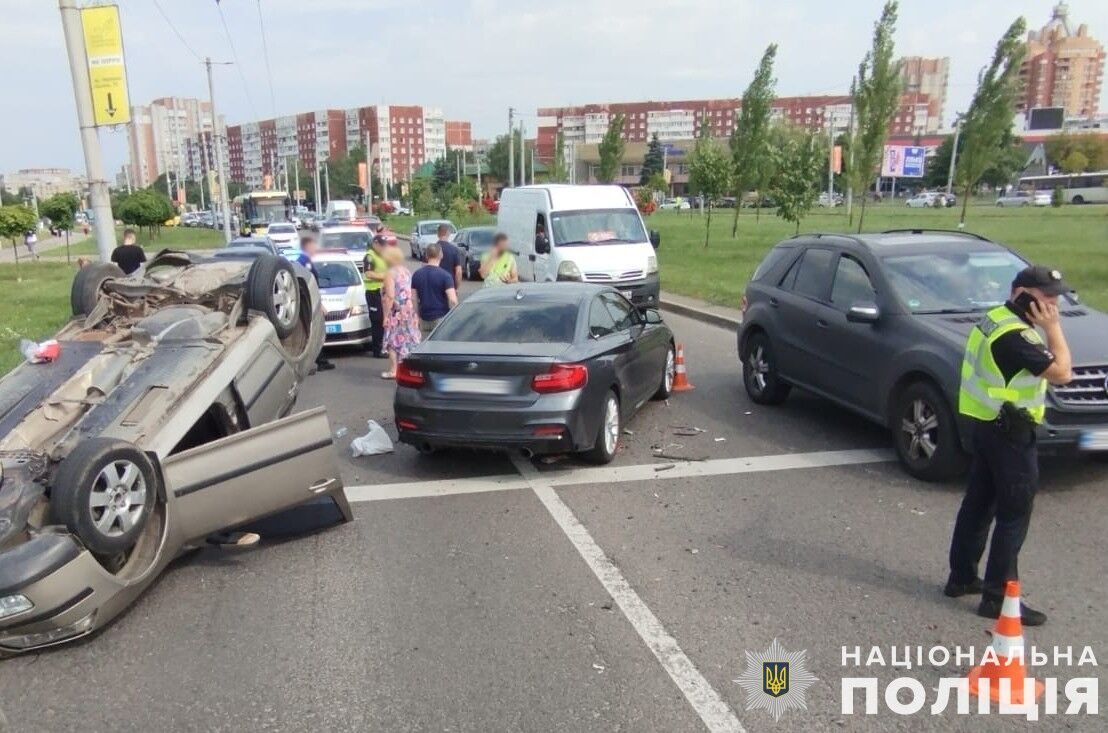 У Львові маршрутка влетіла в електроопору: є постраждалі. Фото 
