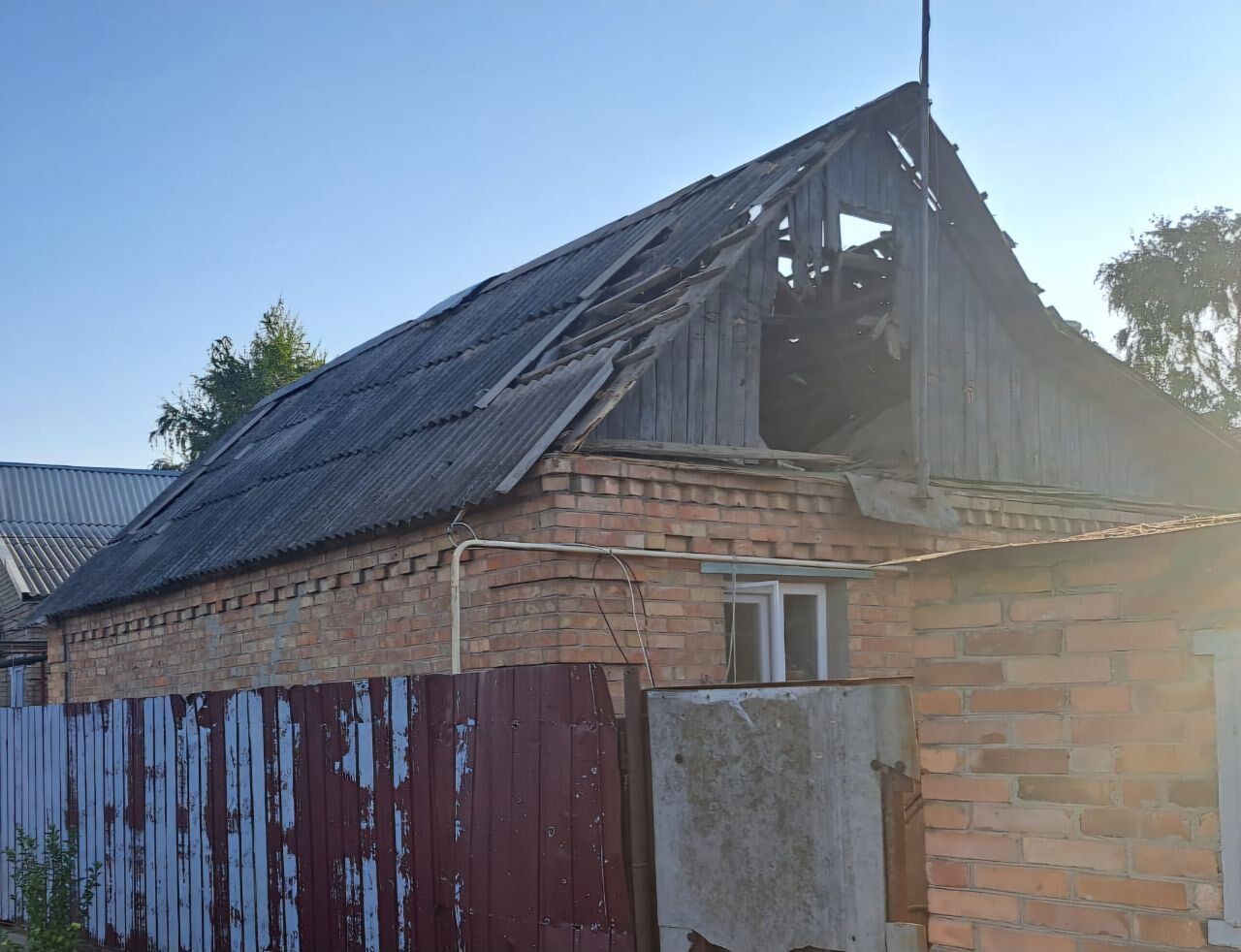 Оккупанты атаковали Днепропетровщину, есть разрушения, произошли пожары: пострадали двое мужчин. Фото