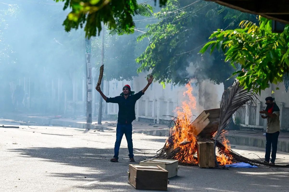 В Бангладеш тысячи студентов вышли на акции протеста, произошли столкновения с полицией, есть погибшие: что происходит