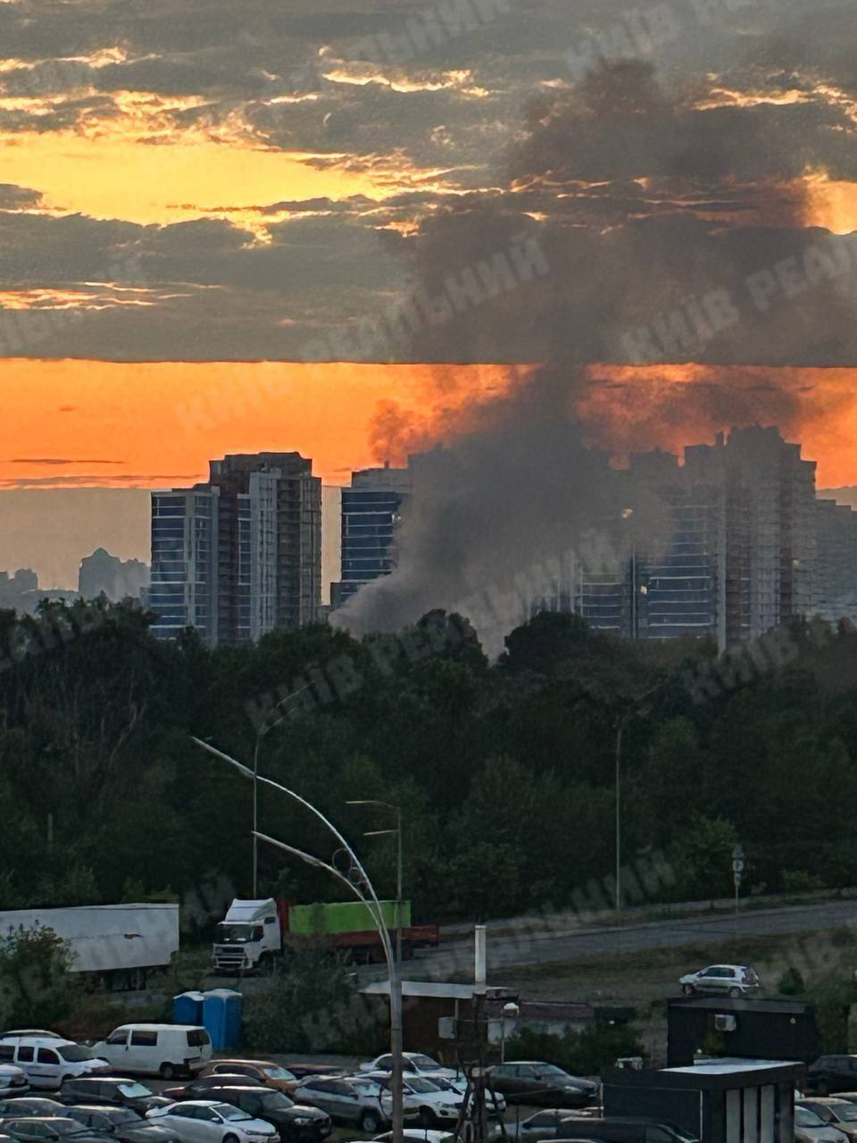 У Києві виникла масштабна пожежа у супермаркеті, проводиться евакуація: відео й офіційні деталі