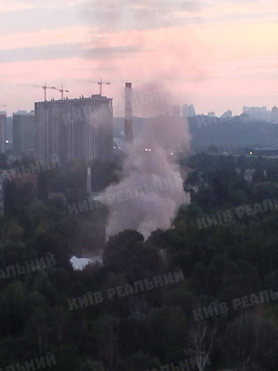 В Киеве возник масштабный пожар в супермаркете, проводится эвакуация: видео и официальные детали