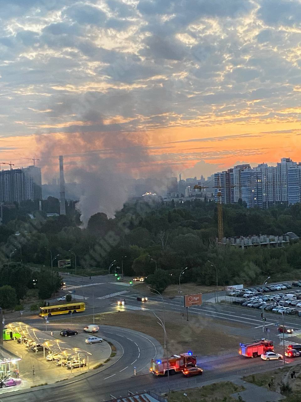 В Киеве возник масштабный пожар в супермаркете, проводится эвакуация: видео и официальные детали