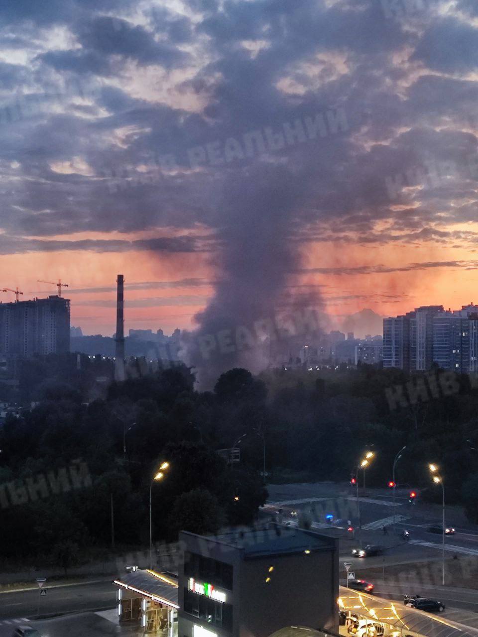 В Киеве возник масштабный пожар в супермаркете, проводится эвакуация: видео и официальные детали