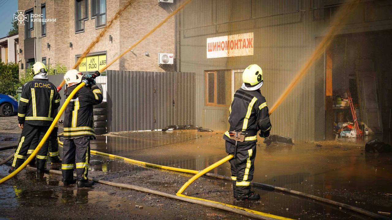 Под Киевом произошел масштабный пожар на СТО. Подробности, фото и видео