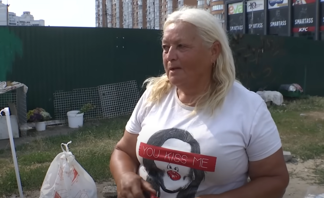 "Що б він не зробив – це завжди правильно": мати Тищенка, яка торгує шкарпетками біля метро, накинулася на його хейтерів. Фото і відео