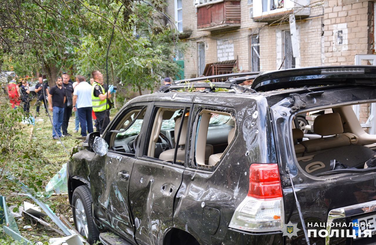 Росіяни обстріляли житловий район Миколаєва: влучили у дитячий майданчик, є загиблі та постраждалі. Фото, відео