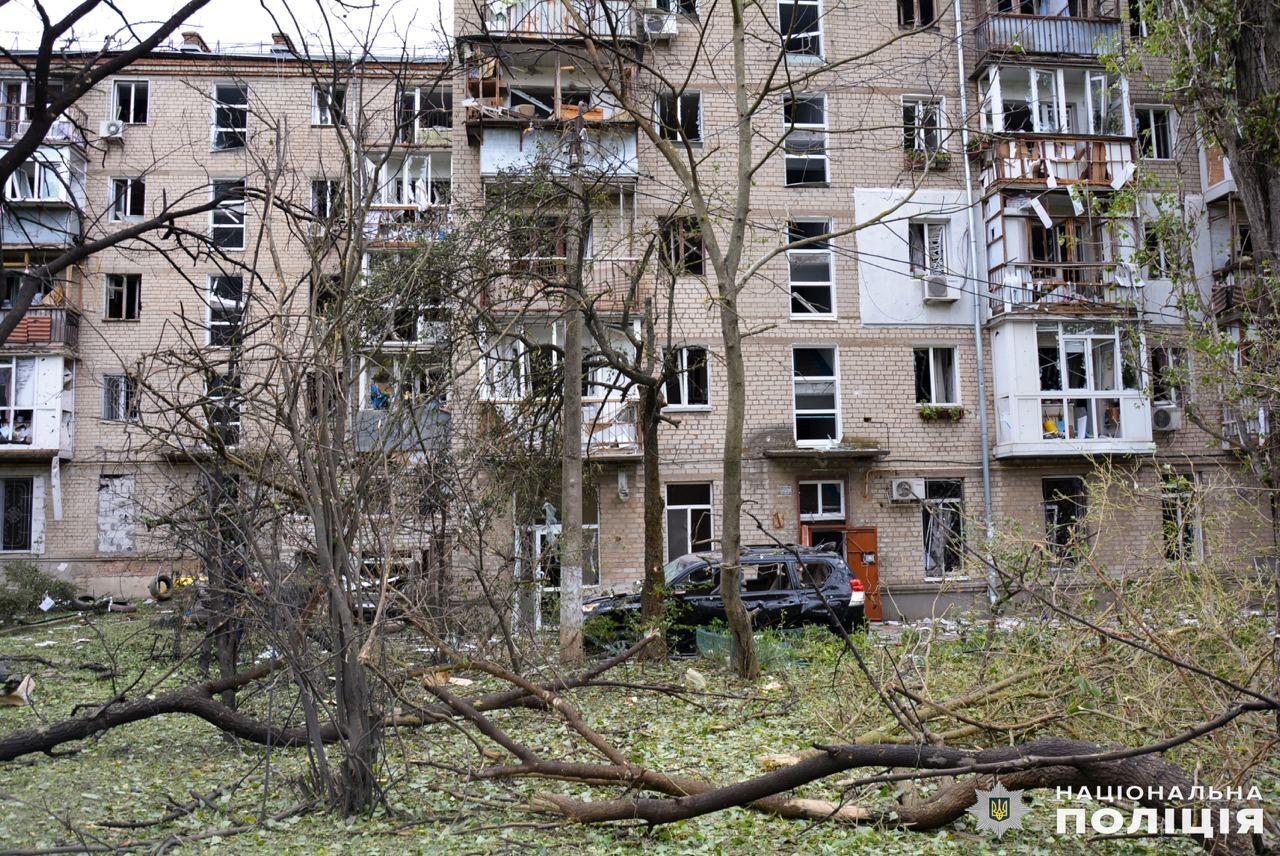 Росіяни обстріляли житловий район Миколаєва: влучили у дитячий майданчик, є загиблі та постраждалі. Фото, відео