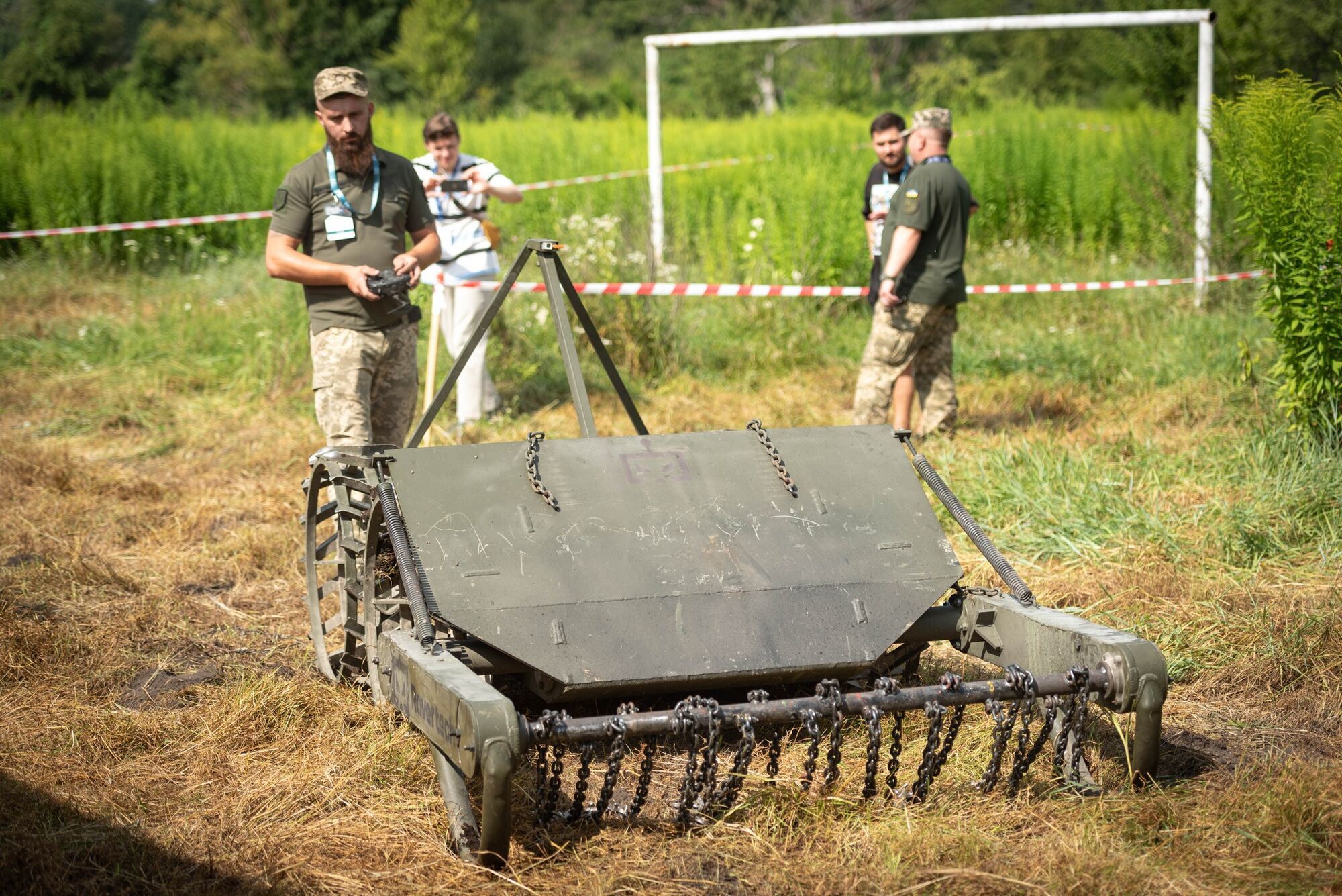 "Косарки" для мінних полів: у ЗСУ випробували новітні машини для саперів. Фото