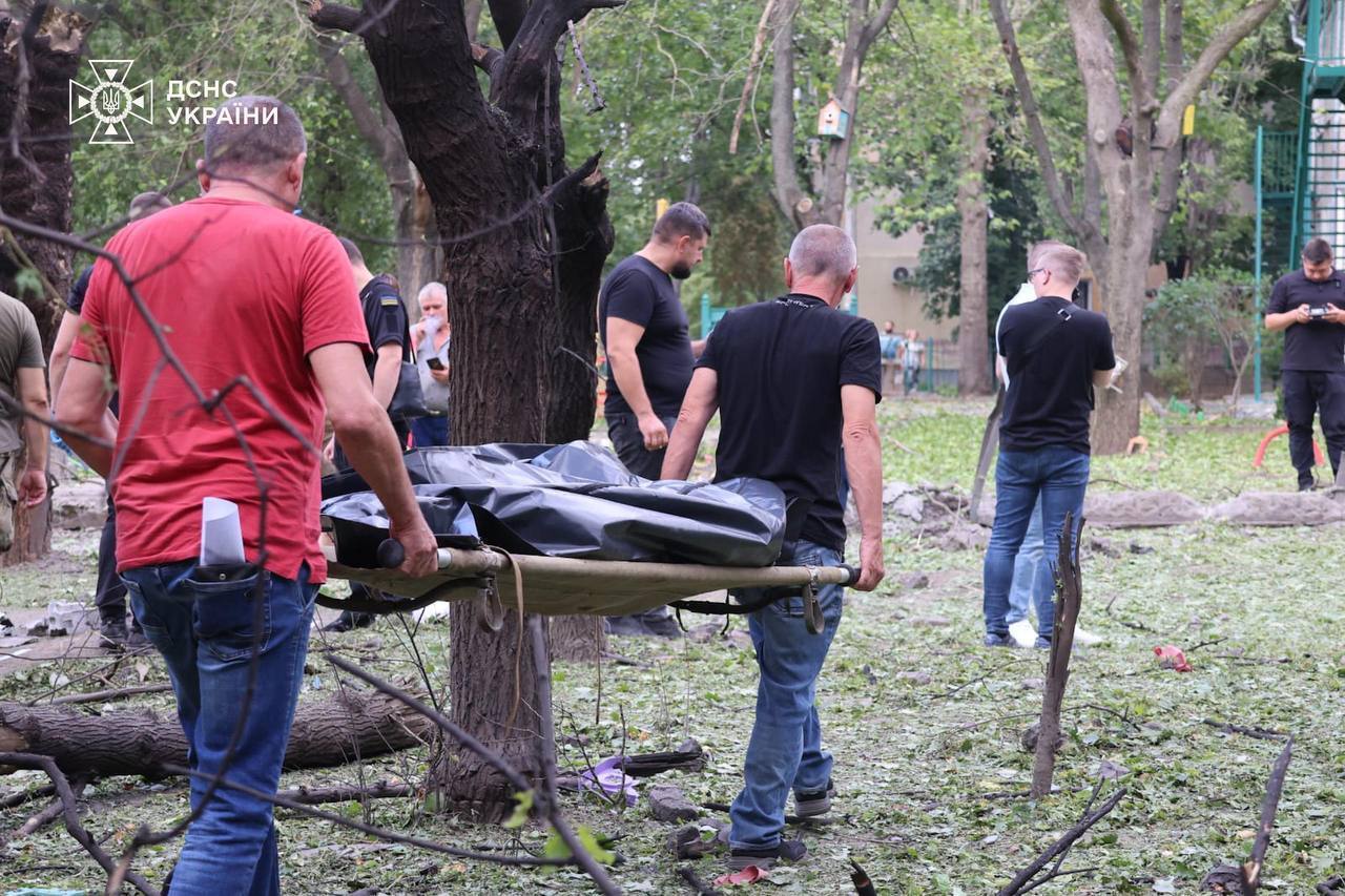 Росіяни обстріляли житловий район Миколаєва: влучили у дитячий майданчик, є загиблі та постраждалі. Фото, відео