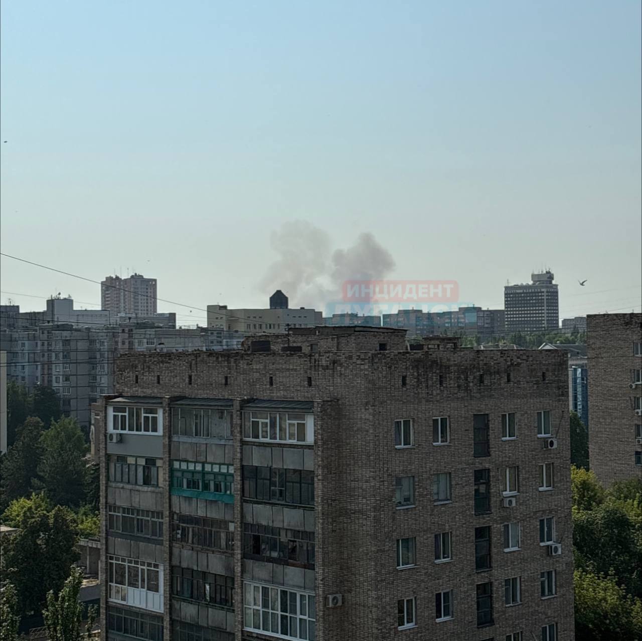 В окупованому Луганську прогриміли вибухи в районі авіаційного училища: піднявся дим. Фото і відео