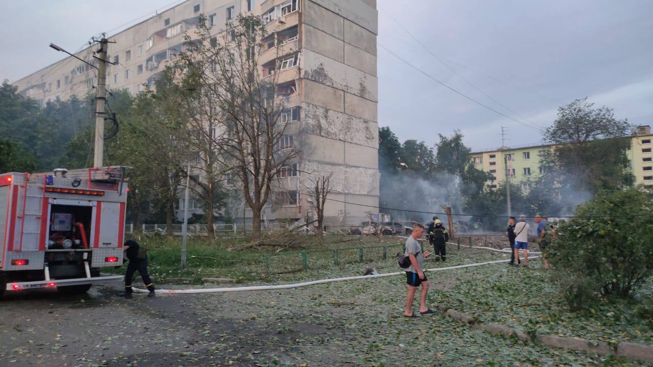  Окупанти завдали подвійного удару по центру Чугуєва: серед поранених – дитина. Фото і відео