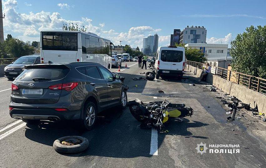 В Киеве произошла масштабная авария, есть пострадавшие. Фото и видео