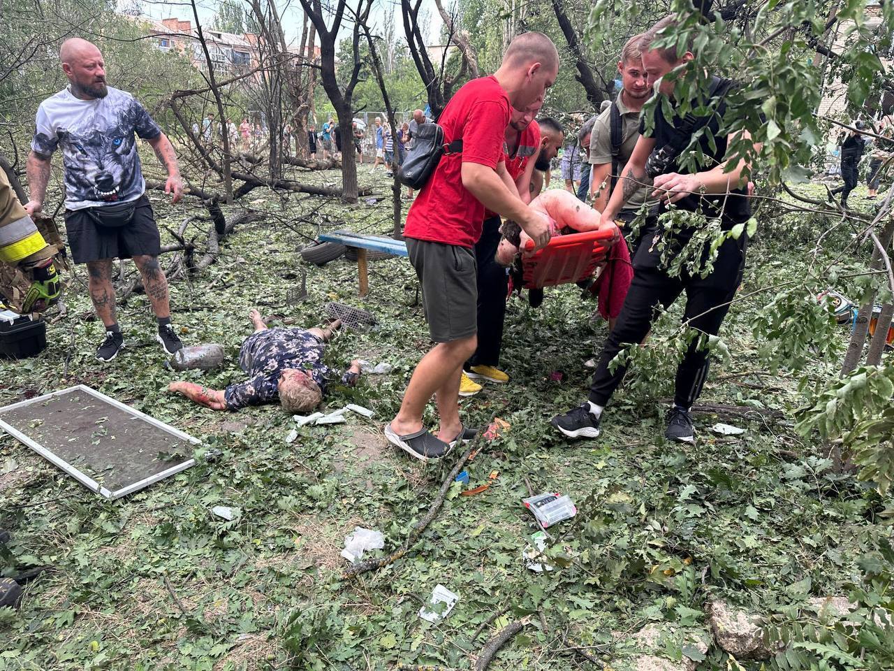 Россияне обстреляли жилой район Николаева: попали в детскую площадку, есть погибшие и пострадавшие. Фото, видео