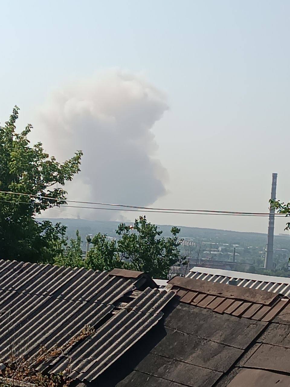 В окупованому Луганську прогриміли вибухи в районі авіаційного училища: піднявся дим. Фото і відео