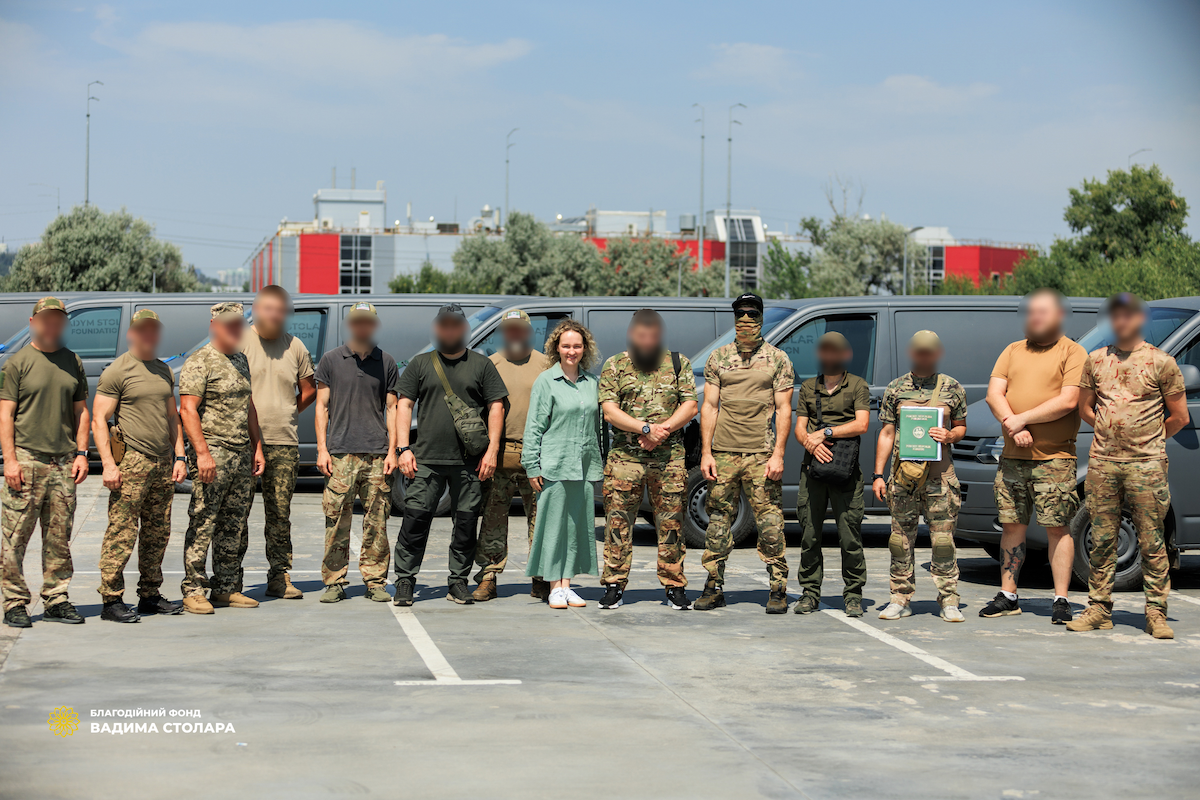 Захисники України отримали десять автівок від Фонду Вадима Столара