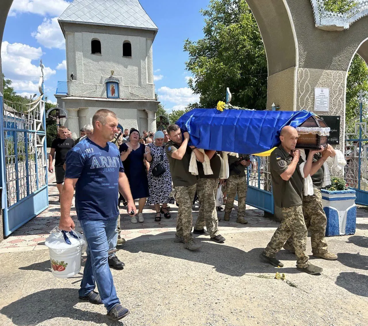 "Ніколи не ховався за спини інших": на Одещині попрощалися з рятувальником, який загинув на фронті. Фото і відео
