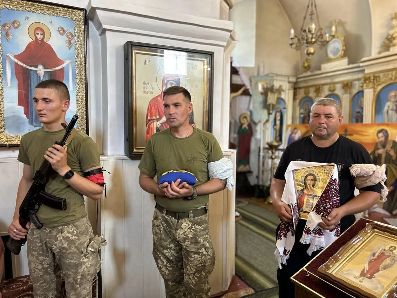 "Никогда не прятался за спины других": в Одесской области простились со спасателем, погибшим на фронте. Фото и видео