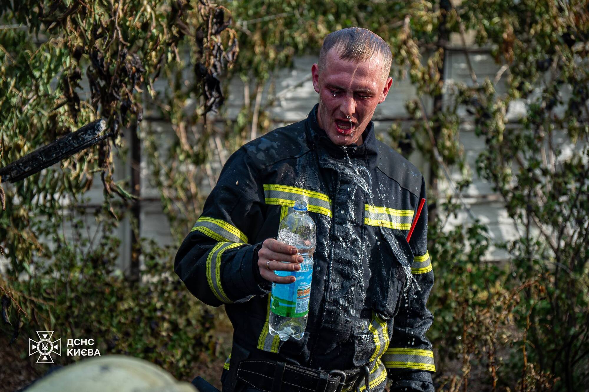 У Києві на Оболоні сталась масштабна пожежа на території приватної садиби. Подробиці, фото і відео