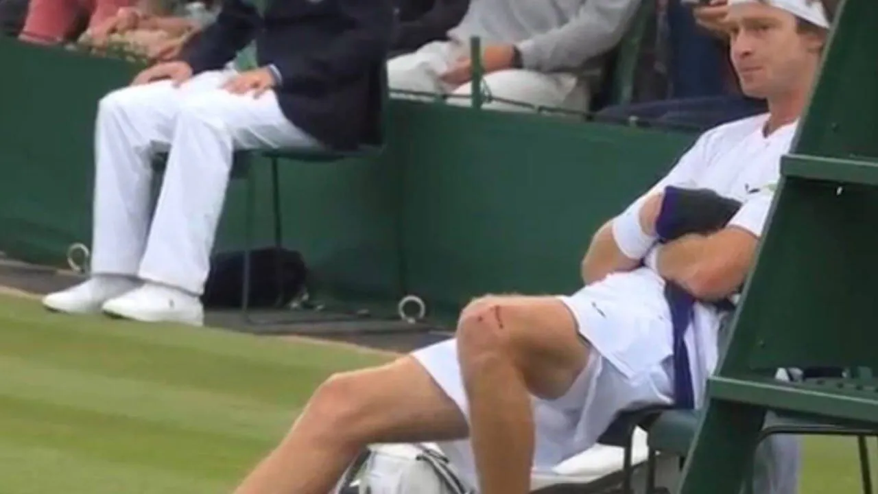 Знаменитый российский теннисист слетел с катушек на Wimbledon, разбив себя до крови. Видео