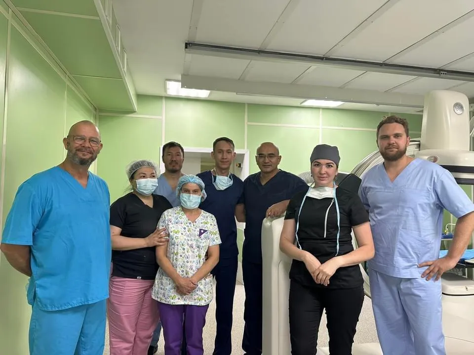 Український кардіохірург навчає казахських лікарів процедурі TAVI