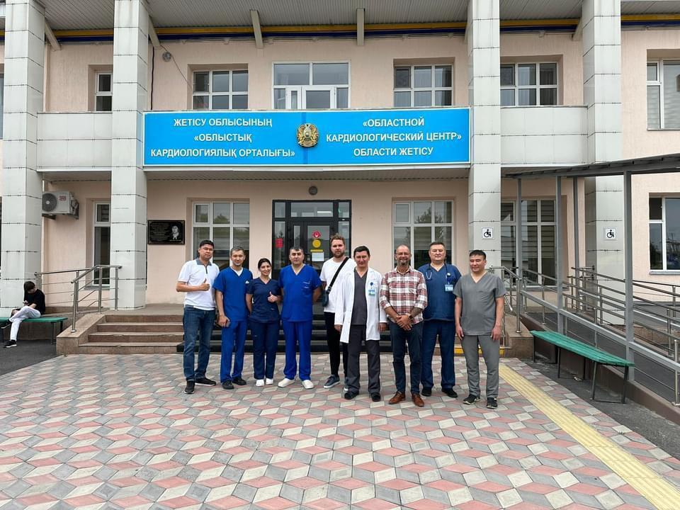 Украинский кардиохирург учит казахских врачей процедуре TAVI