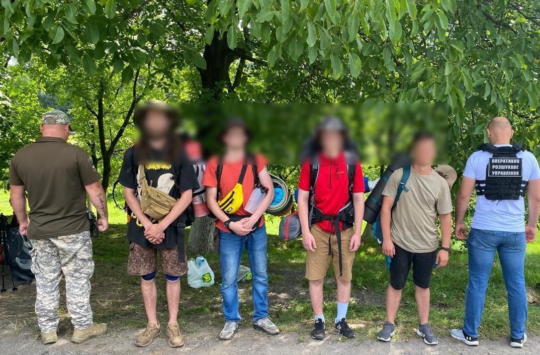 Через горы в Словакию: пограничники поймали троих уклонистов в Карпатах. Фото
