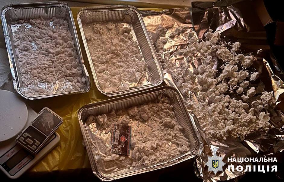 Вилучили "товару" на суму близько 400 тис. грн: у Києві затримали наркозбувачів-рецидивістів. Фото