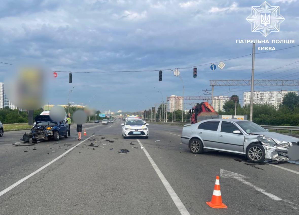 В Киеве из-за аварии на проспекте Григоренко образовалась большая пробка. Фото, карта и подробности