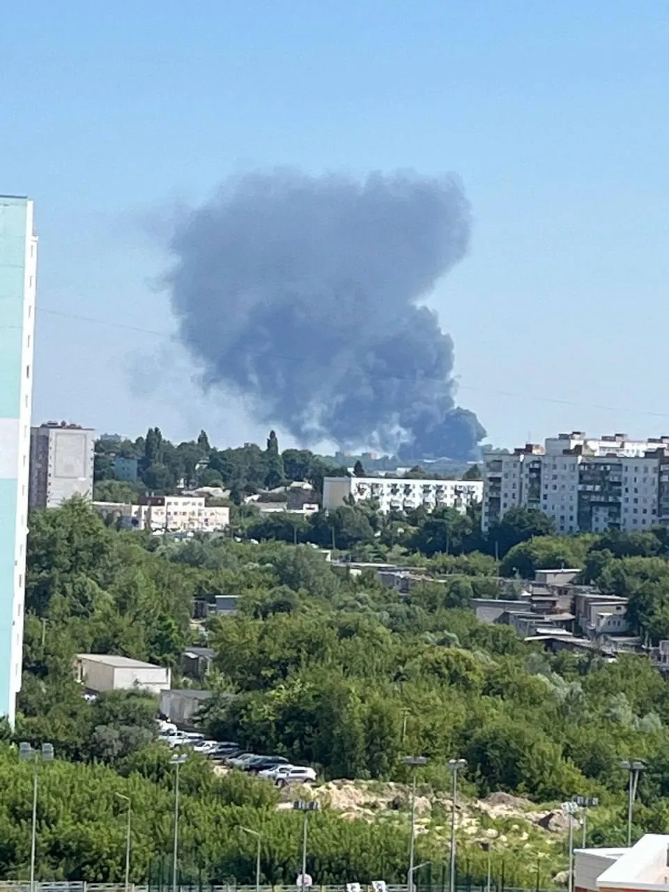 У російському Курську спалахнула потужна пожежа: валить чорний дим. Фото і відео