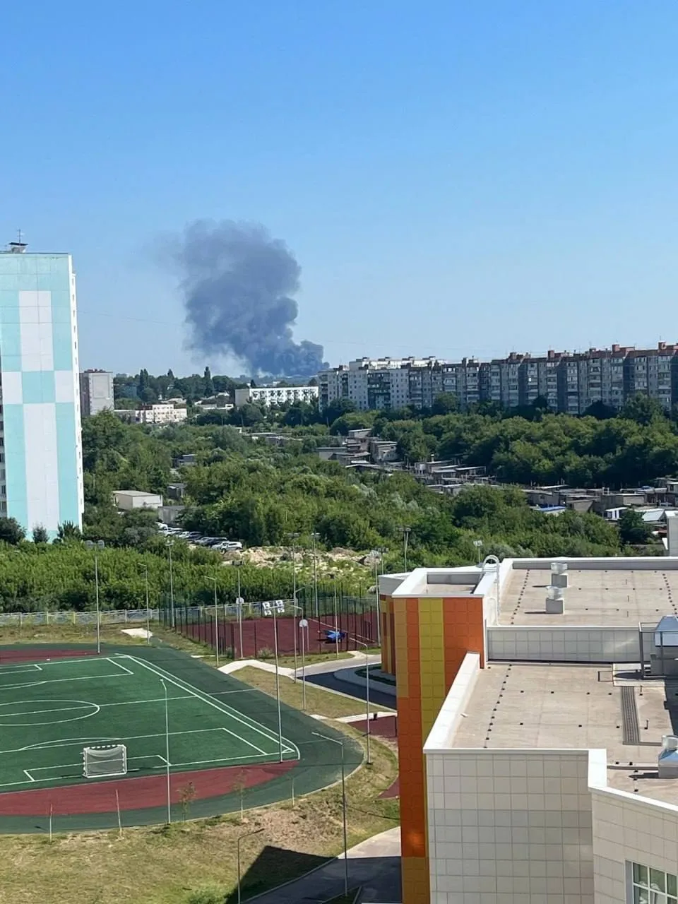 В российском Курске вспыхнул мощный пожар: валит черный дым. Фото и видео