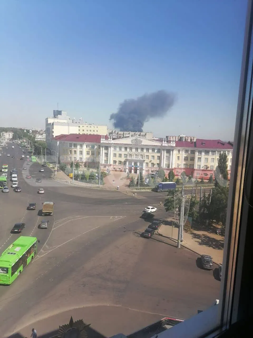 У російському Курську спалахнула потужна пожежа: валить чорний дим. Фото і відео